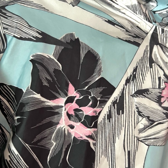 NIKE - Cropped Windrunner w/ Floral - Picture 3 of 6